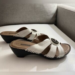 TENDER TOOTSIES WHITE SANDALS/ BROWN SOLE